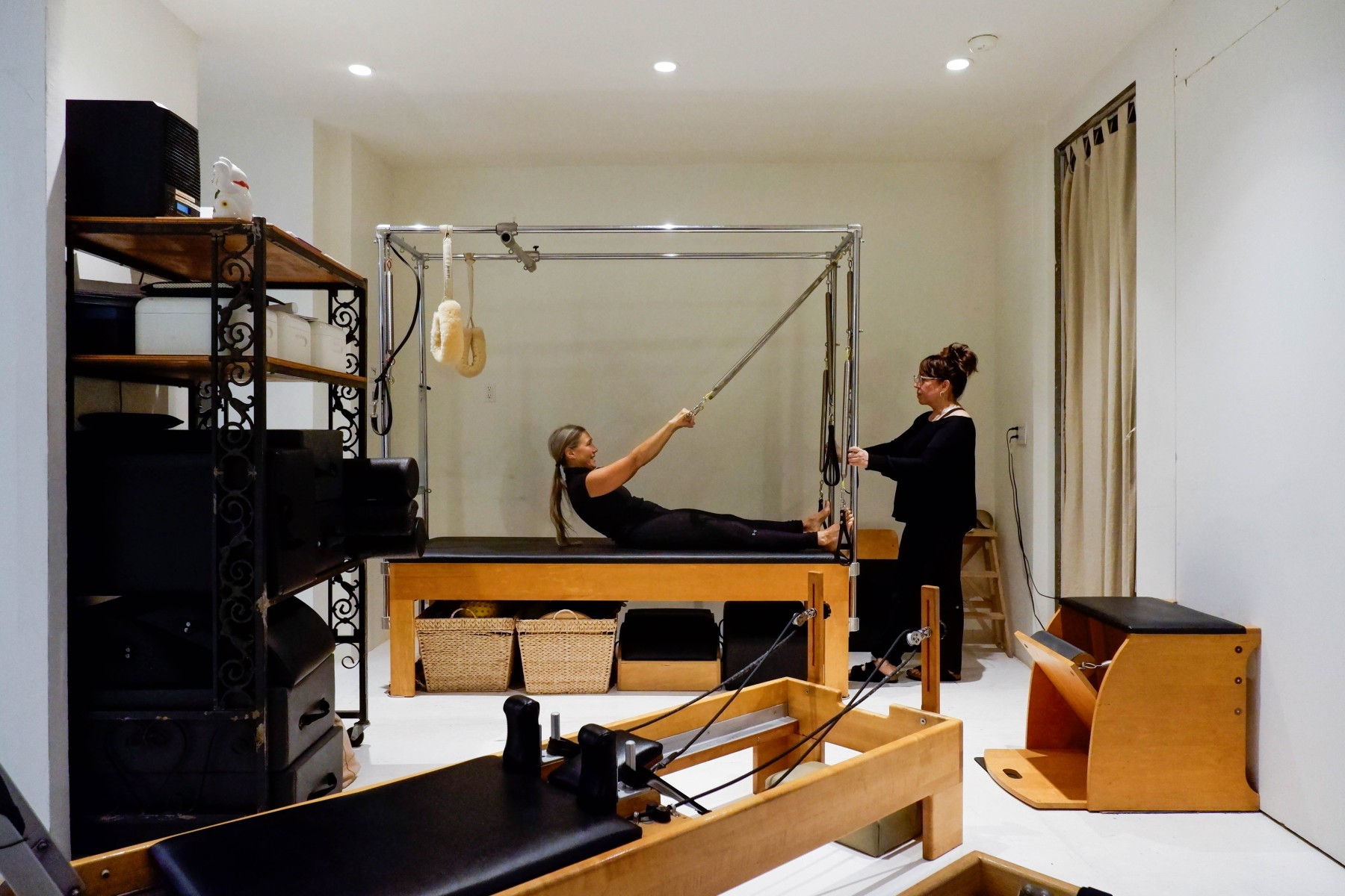 Elisa and Malin have known each other for 13 years now, with Malin taking classes up to four times a week. She knows most excercises by heart.